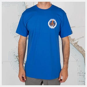 Salty Crew - Deep Reach t-shirt i blå med et flot print af en blæksprutte og logo foran og et stort bagpå