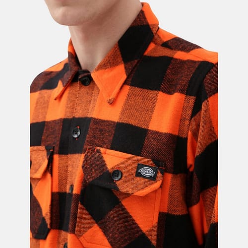 Sacramento er den klassiske ternede flannel skjorte fra Dickies, her i sort og orange