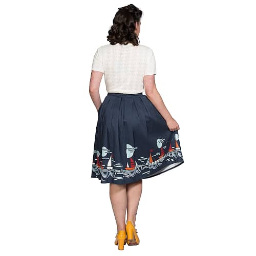Charmerende og super klassisk retro-inspireret 50’er nederdel med læg i flot navyblå med print af sejlskibe