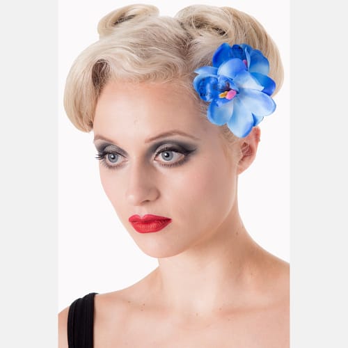 Blomst til håret i turkisblå, som også kan bruges som broche. Den består af 3 blomster sat sammen og måler ca. 10x8cm.