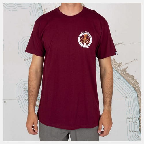 Salty Crew - Deep Reach t-shirt i burgundy med et flot print af en blæksprutte og logo foran og et stort bagpå