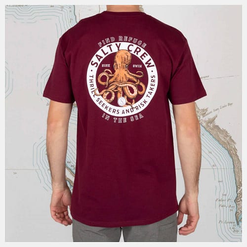 Salty Crew - Deep Reach t-shirt i burgundy med et flot print af en blæksprutte og logo foran og et stort bagpå
