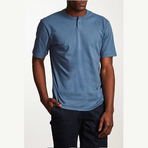 Brixton Henley Basic t-shirt i støvet blå med 2 knapper ved halsen