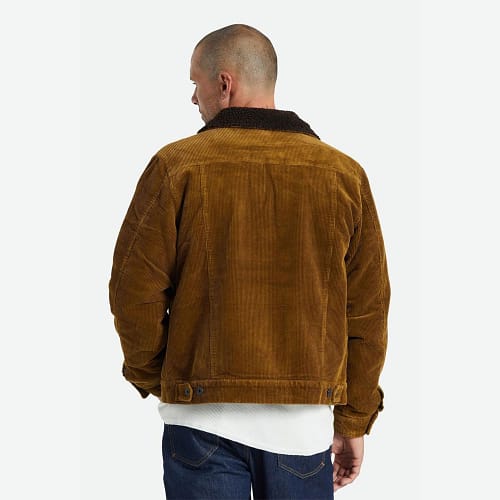 Brixton Cable Sherpa Lined Trucker Jacket er lavet i en flot fløjl og er en af de jakker, der bliver en del af din personlighed.