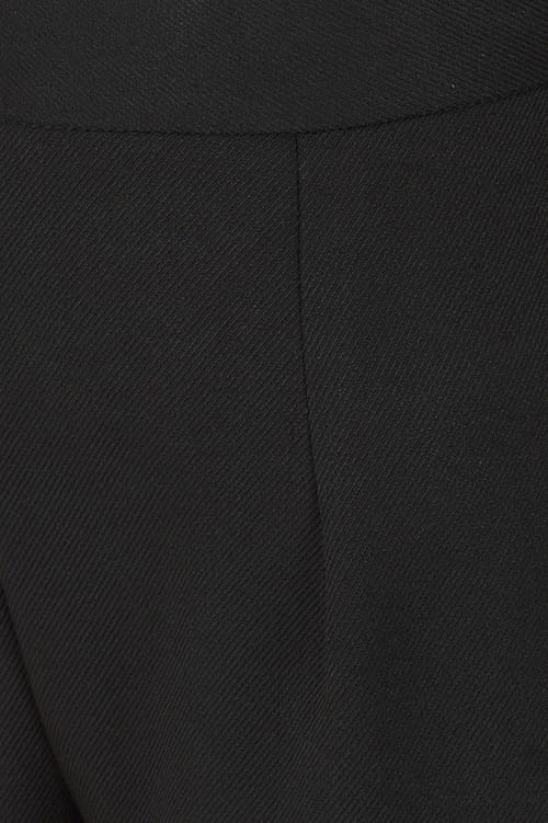 Flotte sorte højtaljede 50er-inspirerede cigaretbukser med et slankt og slim fit. Linningen er i din naturlige talje og giver en flot timeglas figur.
